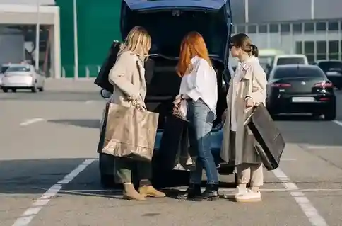 Taxis Luton Airport | Best Minicab Transfers & Cheap London Cabs Services Online,Gatwick,airport,minicabs,cabs,cars,cheapest,minicab,,transfer,services,near me,local,companies,24/7,fixed,booking,phone,numbers,app